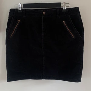 Manchesterkjol  - Supersöt manchesterkjol från Epsrit🌟 Slutar ovanför knäna. Midjemått rak över linningen är 41cm