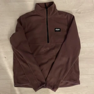 Fleecetröja från dopesnow strl XS - Bra skick, sparsamt använd. En fleecetröja från dopesnow i lila, strl XS. Nypris 599kr, säljes för 200kr. Köpare står för frakt! 
