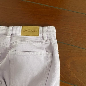 Ljuslila byxa - En ljuslila byxa från monki. Storlek 36/34. Långa!