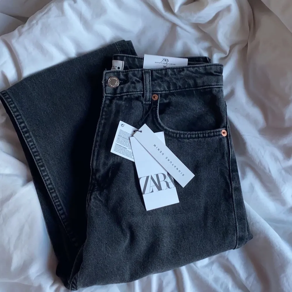 Säljer mina svarta mid waist jeans från Zara, aldrig andvända med prislapp kvar. 200kr+ frakt! 🖤. Jeans & Byxor.