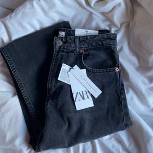 Säljer mina svarta mid waist jeans från Zara, aldrig andvända med prislapp kvar. 200kr+ frakt! 🖤