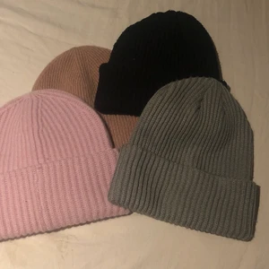 Trendiga mössor🤩 - Trendiga mössor i olika färger alla för 400kr eller en för 150kr. Den gråa och svarta är köpt på Vera Moda och är i märket pieces. Den ljus rosa från HM och den gammalrosa på Lager 157🤩 Priset är ej hugget i sten