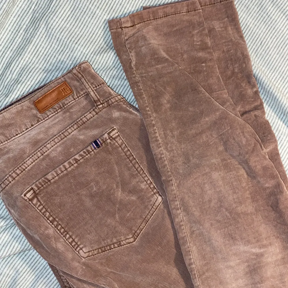 Säljer dessa sjukt snygga bruna/beiga manchesterbyxorna från Tommy Hilfiger. De är i storlek 29. 💖 Kan posta eller mötas upp i Stockholm, köparen står för frakt.. Jeans & Byxor.