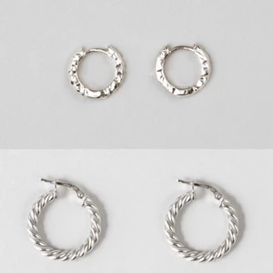 Silverörhängen safira - Säljer dessa två paren örhängen i sterling silver ifrån Safira. Helt oanvända och fortfarande inplastade. Det övre paret är Pim 11mm hoops (nypris 299kr) och det undre paret är twisted dream hoops 2 cm (nypris 349kr). Säljer båda för 250. Eller ett par för 150kr