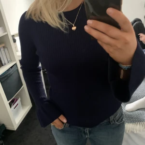 Ribbstickad tröja - Riktigt snygg mörkblå ribbstickad tröja med volangmudd på ärmarna. Väldigt skön och i bra skick💙