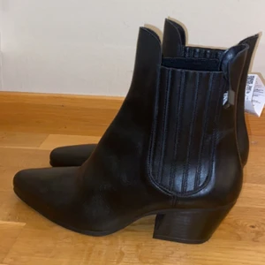 Zara boots oanvända st38 - Helt oanvända !! Glömde lämna tillbaka de. Har ett par  likadana i st39, dessa är i st 38. ”Cowboy boots i läder” heter de från Zara. 