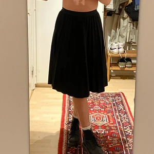 🍓Söt svart kjol🍓 - Säljer den här fina kjolen då jag inte använder den längre!🥺🎀 den har resårband i midjan vilket gör att den verkligen sitter på kroppen utan att det är jobbigt! Finner inget fel på kjolen bortsätt från att märket inte står på den!✨😇💓🍥