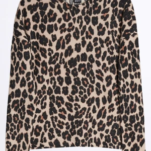 Leopard tröja  - Nu säljer jag min leopard tröja som är använd cirka 5 gånger, superskön och lent material och den är i storlek M, men passar till S också för den är ganska tajt.