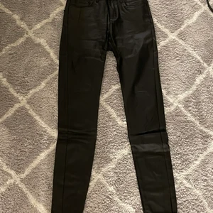 Läderbyxor  - Ett par supersnygga läderbyxor som passar perfekt som ett festplagg. Ganska använda men sitter som en smäck💕💕 passar dig som är lång, ca 165-180