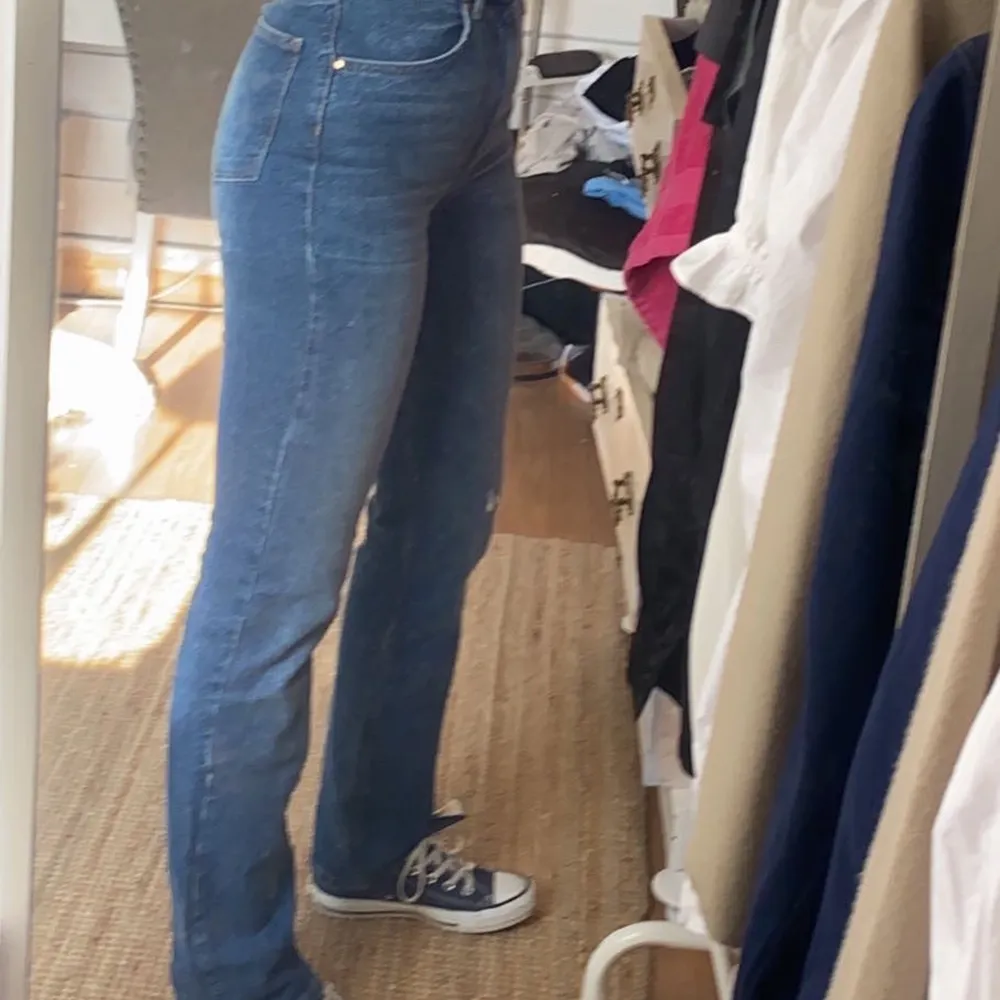 Helt nya jeans från BikBok med lappen kvar! Modellen heter tower, straight leg W29 L32/34 (passar mig perfekt som är 174)🌸  Har ett par likadana sedan innan därav säljer jag dessa :) nypriset var 599kr, säljer för 450kr inkl frakt⭐️⭐️. Jeans & Byxor.