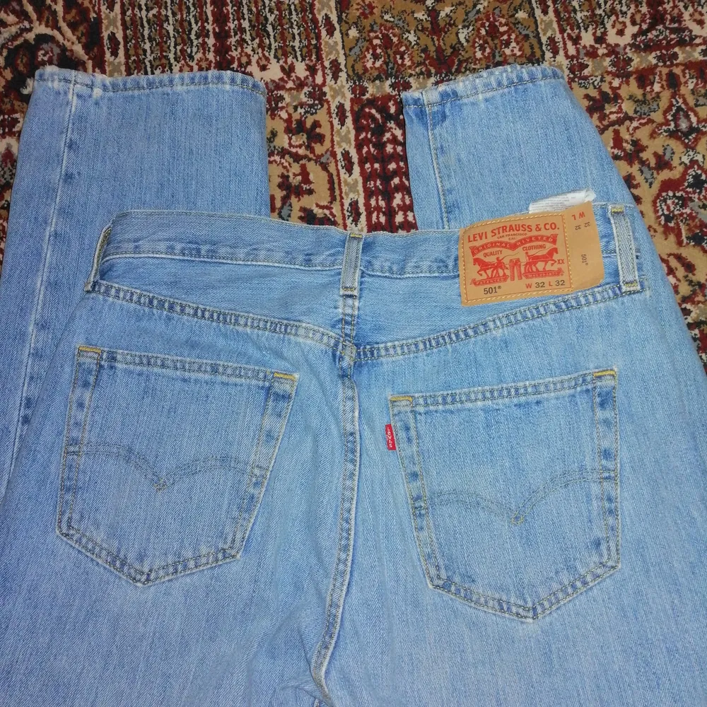 Levis 501 jeans i light stonewash tvätt. Knappt använda. Strl 32/32.. Jeans & Byxor.