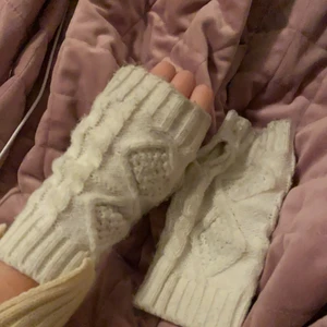 Torgvantar  - Torgvantar i bra skick🤍 Noppriga, men inga andra defekter