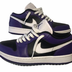 Jordan 1 low Court purple - Jordan 1s i väldigt bra skick förutom små misfärgningar som går att se i andra bilden. Priset går att diskutera. Fråga gärna frågor eller om fler bilder