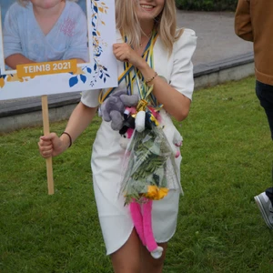 Vit klänning - Säljer nu min studentklänning från NAKD. Storlek 34💗 Fraktpris beroende på hur du vill ha det fraktat.