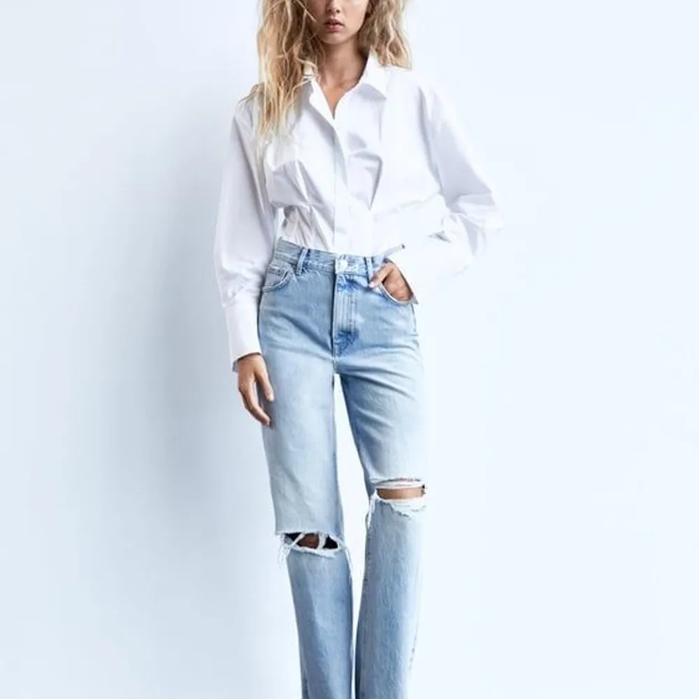 Säljer dessa fina Zara jeans då de inte längre kommer till användning. 💞💞 Använda fåtal gånger och i bra skick. Storlek 32 men passar mig som normalt har 34.💓🥰  Nypris 399kr, Buda från 100 kr💞. Jeans & Byxor.