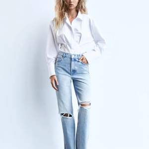 Säljer dessa fina Zara jeans då de inte längre kommer till användning. 💞💞 Använda fåtal gånger och i bra skick. Storlek 32 men passar mig som normalt har 34.💓🥰  Nypris 399kr, Buda från 100 kr💞