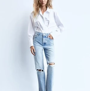 Zara Wide leg high rise jeans - Säljer dessa fina Zara jeans då de inte längre kommer till användning. 💞💞 Använda fåtal gånger och i bra skick. Storlek 32 men passar mig som normalt har 34.💓🥰  Nypris 399kr, Buda från 100 kr💞