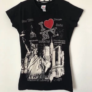 I ❤️ ny - Så snygg i ❤️ ny tröja!! Står storlek L men rätt liten i storleken så passar även M:) 