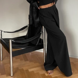 Kostymbyxor  - Helt oanvända kostymbyxor från Na-Kd. Jättefina men tyvärr för små för mig! Nypris 500 kr.