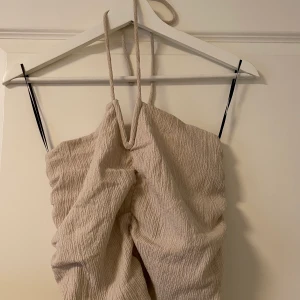 Topp från Zara storlek M - Topp från Zara i storlek M, beige, aldrig använd.