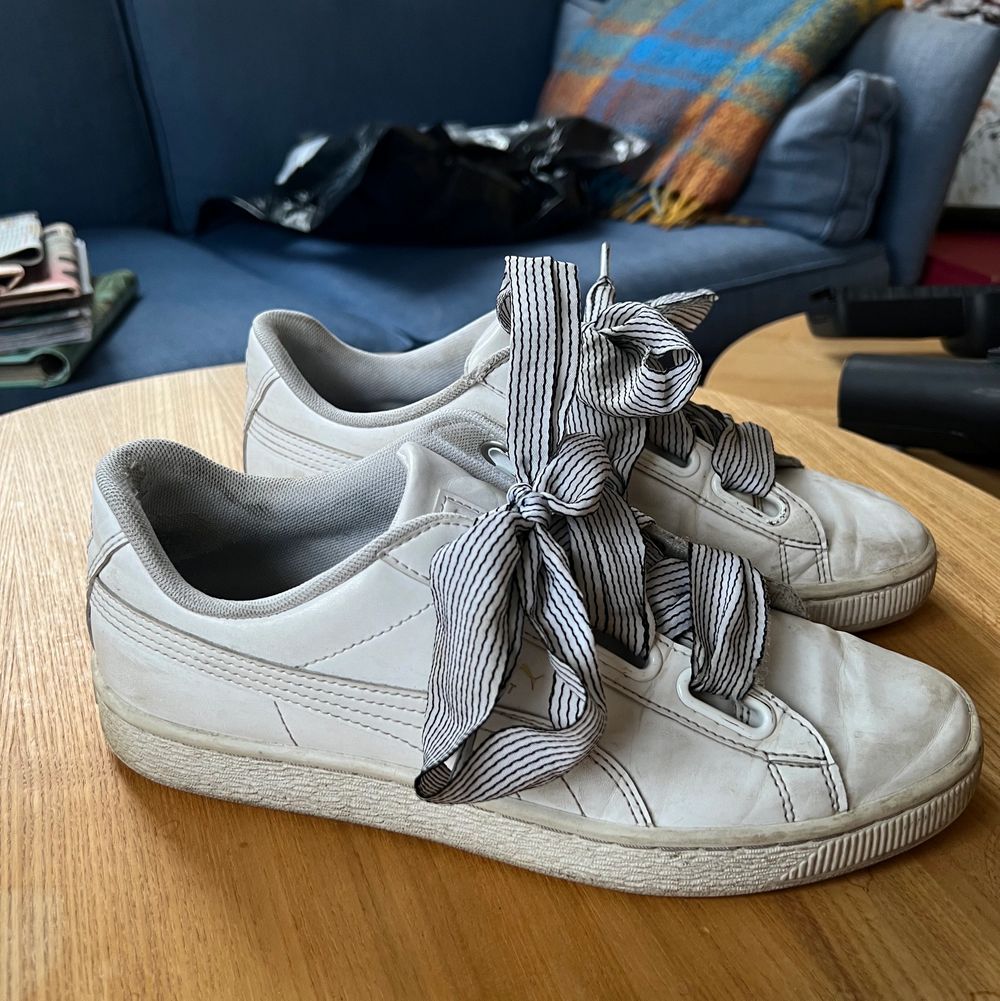 Vita PUMA Basket Heart Sneakers! Snygga sneakers som jag inte har använt på ett tag. Inte många tecken på slitage. Nypris är 899 kr. Köparen står för frakten💗. Skor.