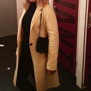 Intressekoll: Gul kappa från zara - Intressekoll gul kappa på zara. Strl S.