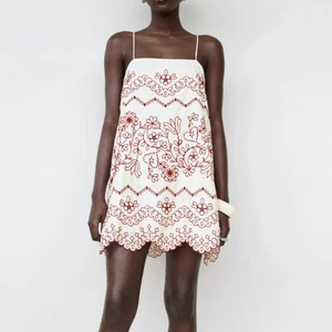 Klänning  - Super söt klänning. Köpt för 199 kr på zara och helt slutsåld på hemsidan. 