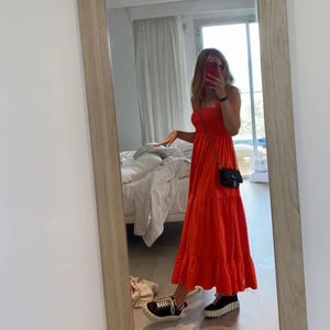 Klänning Zara - Sjukt fin orange/röd klänning från zara, använd typ 3 gånger💗