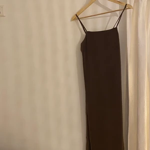 Brun långklänning  - Superfin brun långklänning som tyvärr inte kommer till andvändninh längre 🤎🤎🤎