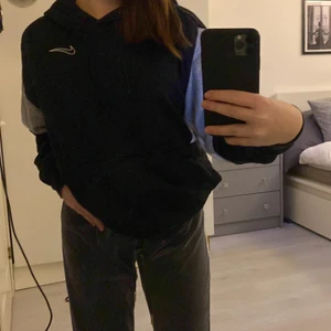 Hoodie - Säljer min Nike hoodie den har använts ca 7 gånger💗 storlek xs 