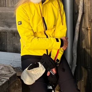 Skidjacka - Säljer min absoluta favorit skidjacka som jag tyvärr har växt ut. Jackan är sparsamt använd och är i storlek xs/s. 