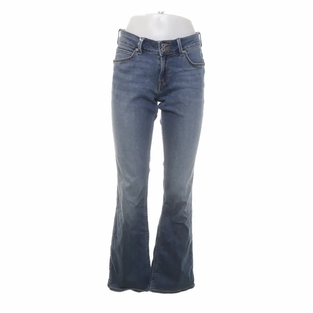 Assnygga lowwaist flare jeans från lee! Passar mig som har 36/38. Jeans & Byxor.