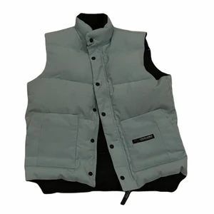 Väst - En ljusblå väst från canada goose, supersöt och i nyskick!!