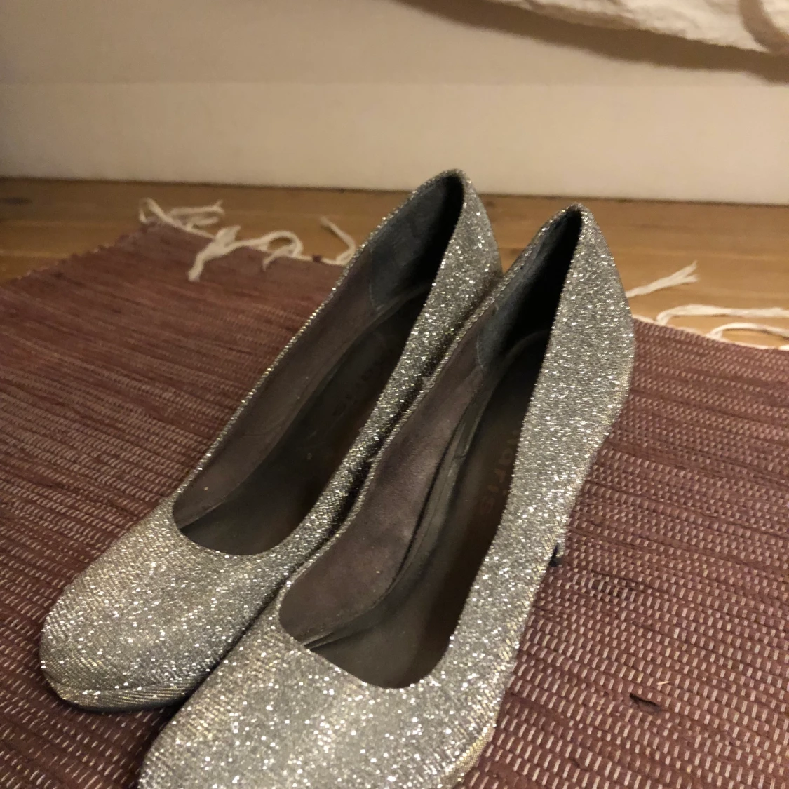 Glittriga klackar  - 91