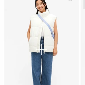 Vit väst - En vit väst från Monki i storlek XS, använt sparsamt!
