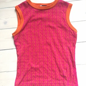 Färgglad topp! - Oanvänd topp i rosa och orange! Super fin!!