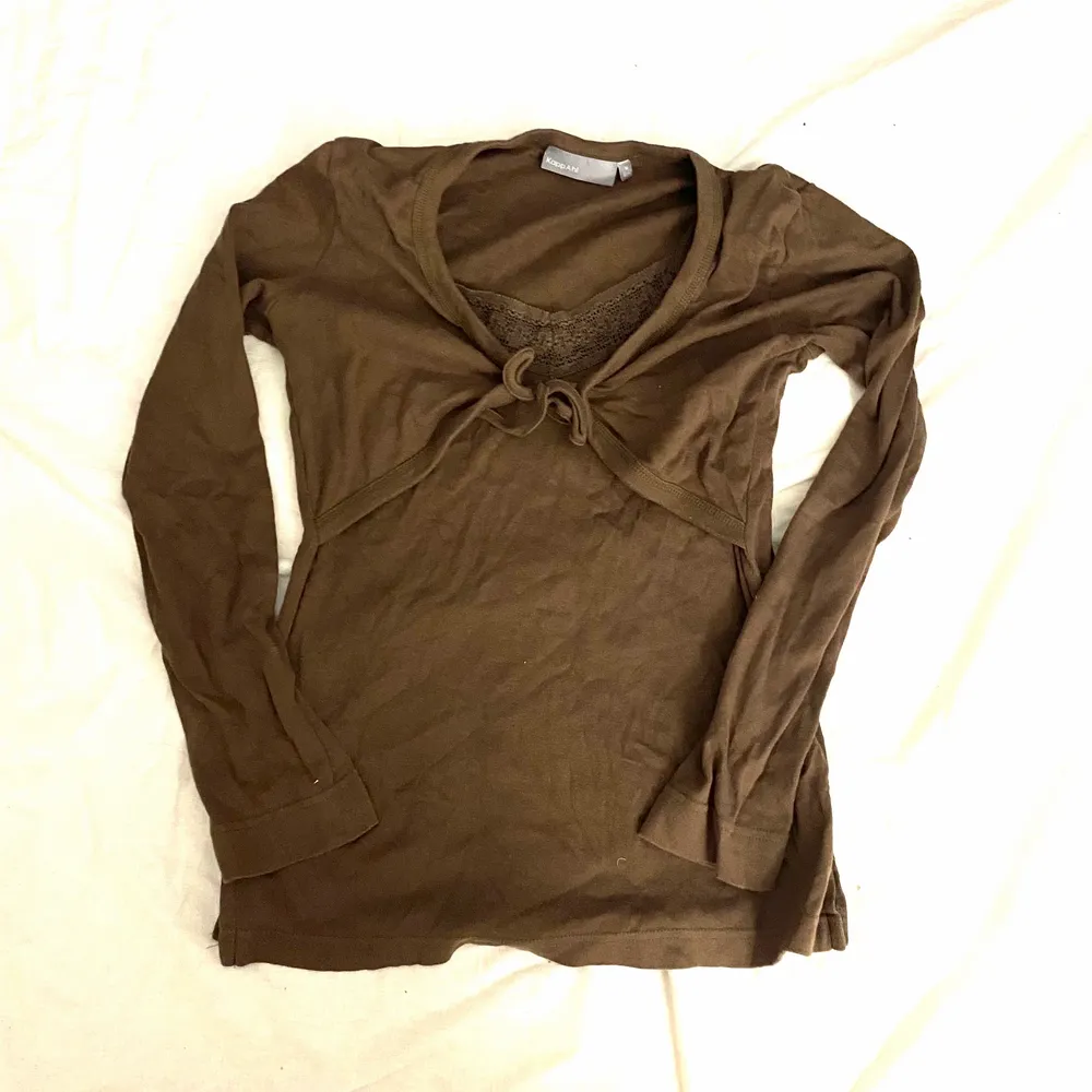 Brun långärmad tröja från Kappahl, står strl Medium och 40/42 på storlekskappen men skulle säga att den är mer av en 38. Toppar.