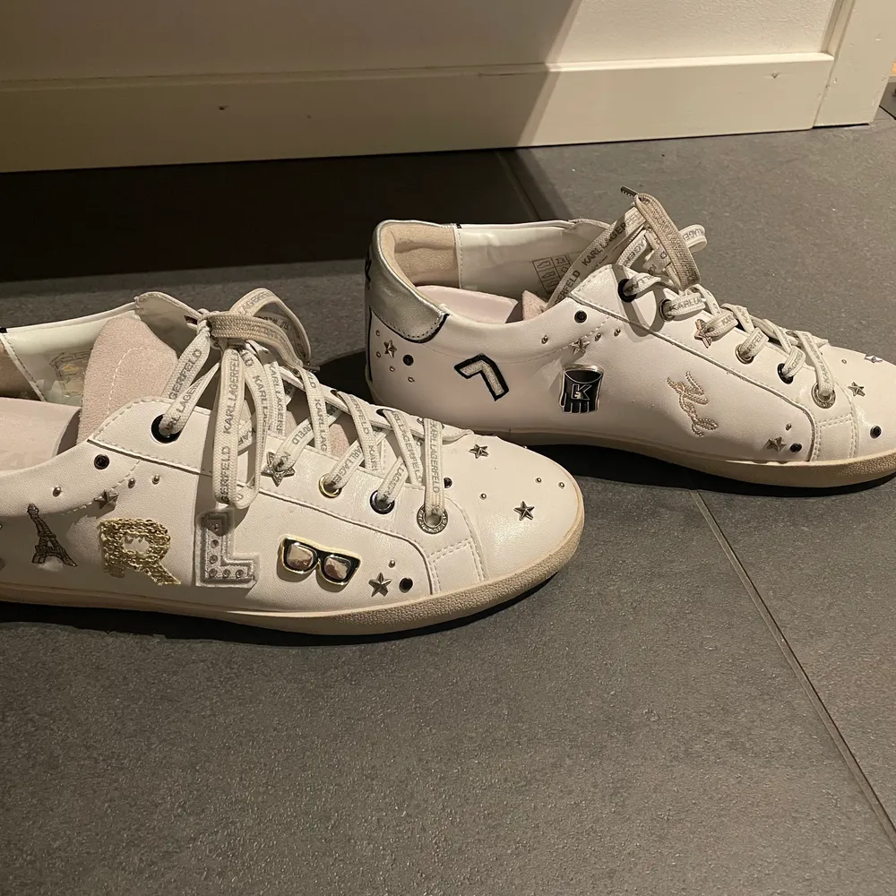 Ett par helt nya karlagerfeld skor som bara använts två gånger. Säljer för att dom inte kommer till användning. Köptes för 2300 men säljer för 1000 kr. Helt nytt skick💞🥰. Skor.