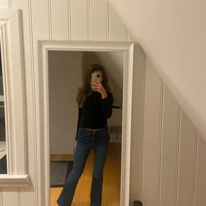 Mörkblå jeans str S - Dr Denim jeans i en mörkblå färg passar en xs. Jag är en 163 cm lång. Knappt använda. Skönt stretchigt material