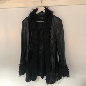 Jacka - Supercool fake läderjacka med päls på armar och krage