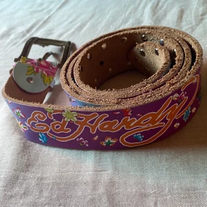 Ed Hardy Bälte - Unikt vintagebälte från Ed Hardy! 💜 I fint skick med alla dekorstenar kvar! knappt använd :) Betalning via swish köparen står för frakt!