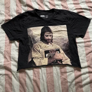 Cool croppad tisha - Asball tisha. Märkt som xs men sitter bekvämt på mig med s. Bra skick och använd. Frakt tillkommer<3