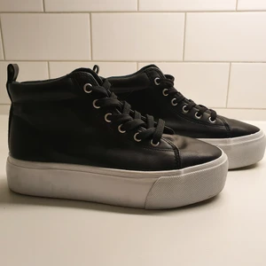 Platåsneakers i skinnimitation  - Ett par platåsneakers i svart skinnimitation. Skorna är i bra skick då de alltid har varit för små för mig så använt ett fåtal gånger (sulan är därför borttagen). Storlek 37. 