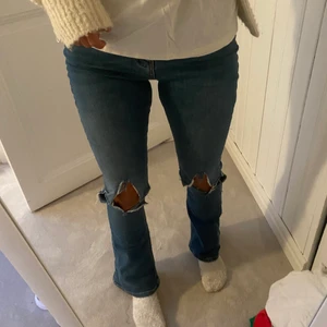 Jeans - Säljer dessa snygga bootcutjeans med egenklippta hål i. De är lite för korta för mig som är 170. Storlek 34