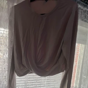 Jättefin tröja - En jättefin grå tröja. Storlek beror lite på hur du vill att den ska sitta. Sitter som en Crop top på mej med storlek L. Frakt tillkommer ⚡️⚡️❤️‍🔥