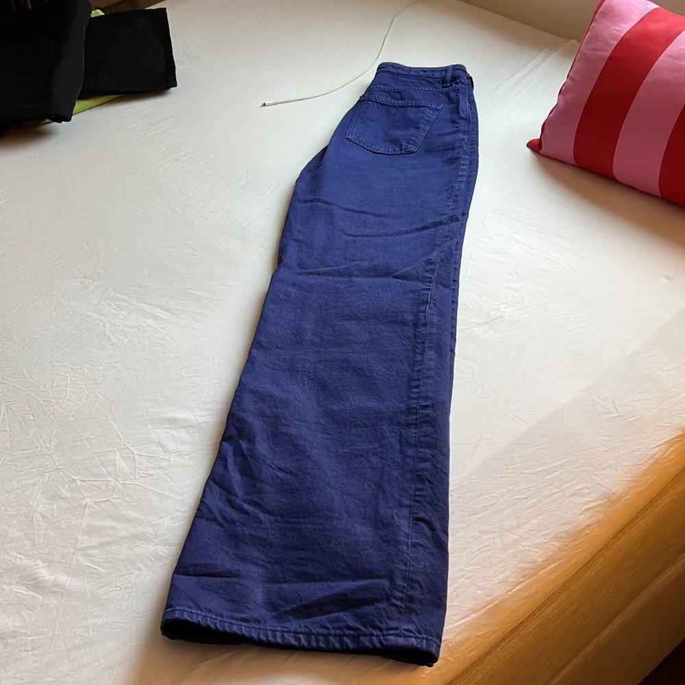 Mörkblåa jeans från Zara, väldigt långa! Högmidjade. Inga bud, säljer till första som matchar pris! ❤️❤️. Jeans & Byxor.