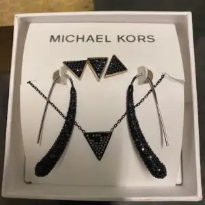 Michael Kors svarta örhängen & halsband i samma serie. 2st hängörhängen 3st 