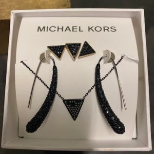 Michael Kors örhängen & halsband - Michael Kors svarta örhängen & halsband i samma serie. 2st hängörhängen 3st "vanliga" örhängen 1st halsband Tvättade med desinfektionsmedel och alsolsprit.