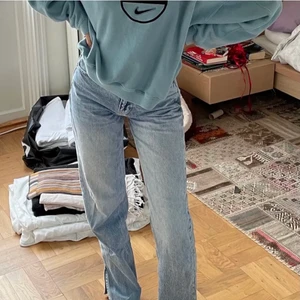 Ljusblåa jeans - Ljusblåa jeans köpt här på plick, kommer ifrån zara och är storlek 32. Säljer då de är för långa för mig💗Fint skick och inga tecken på användning! (Inte mina bilder, bilderna är från säljaren jag köpt av här på Plick)