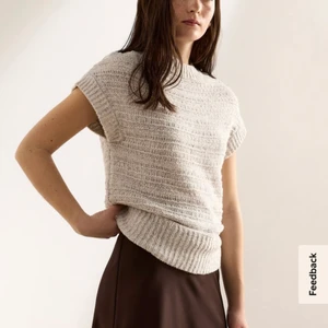 Stickad väst från Lindex - Knappt använd Stickad väst från Lindex i nyskick. Säljs nu i butik för 399kr.